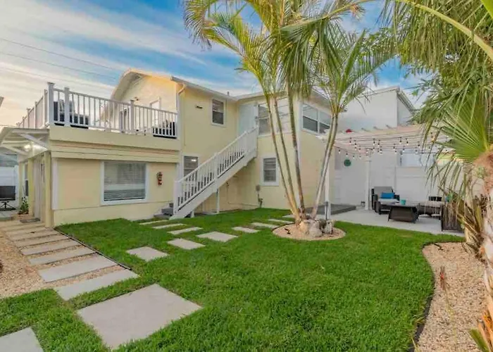 Lovely 2 Bedrooms, Steps Away From The Beach.