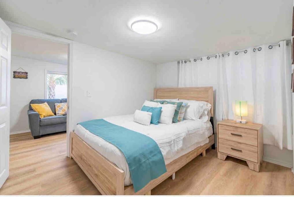 Lovely 2 Bedrooms, Steps Away From The Beach. Appartement