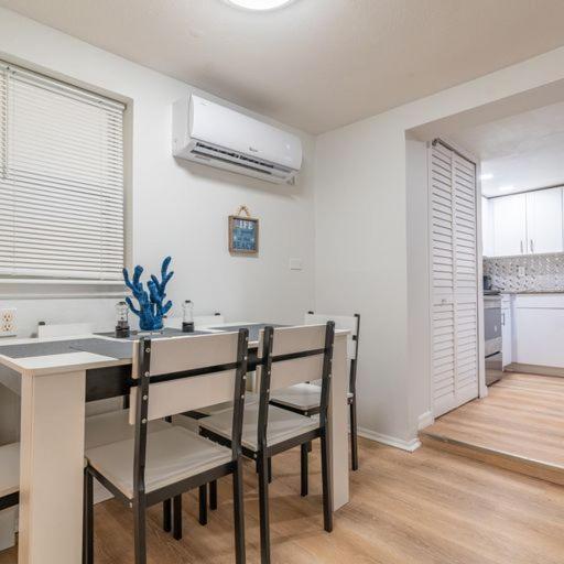 Lovely 2 Bedrooms, Steps Away From The Beach. Appartement *