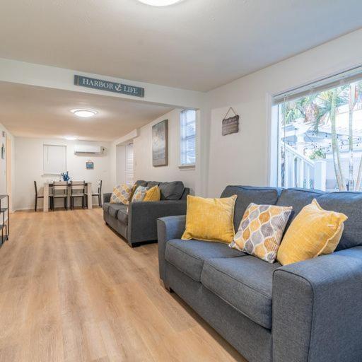 Lovely 2 Bedrooms, Steps Away From The Beach. Appartement