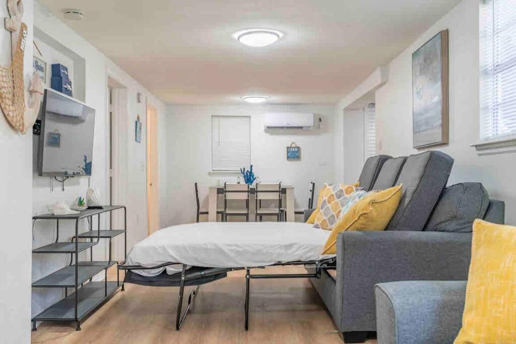 Lovely 2 Bedrooms, Steps Away From The Beach. Bradenton Beach