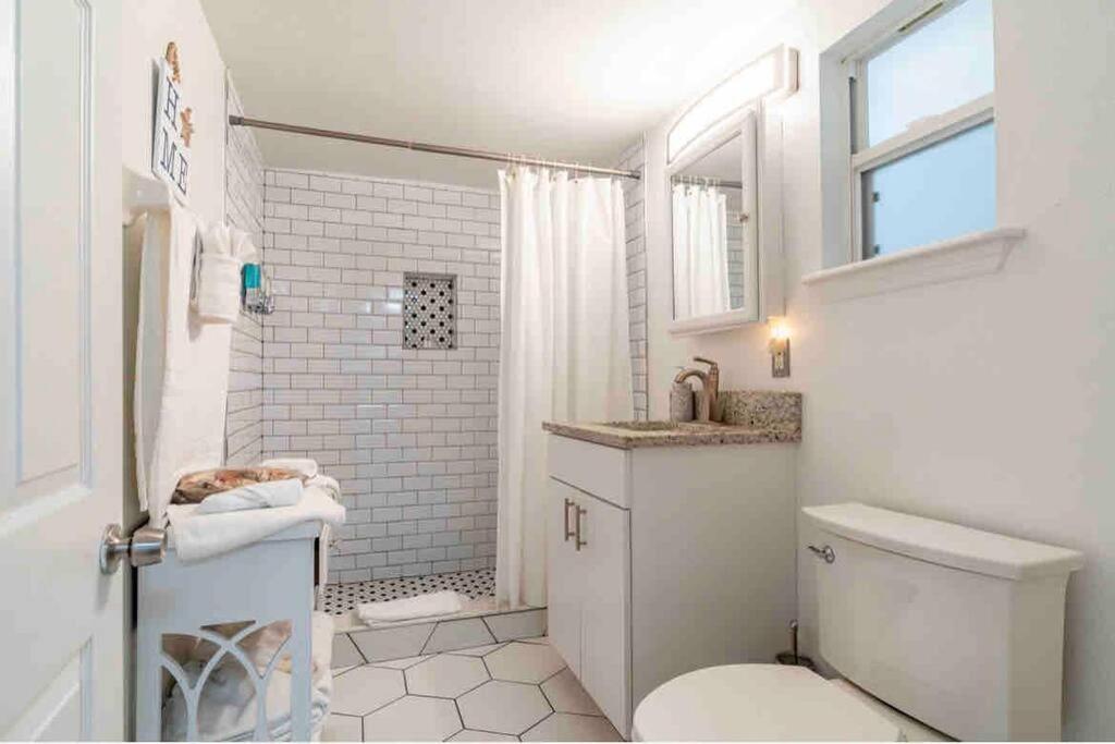 Lovely 2 Bedrooms, Steps Away From The Beach. Apartamento