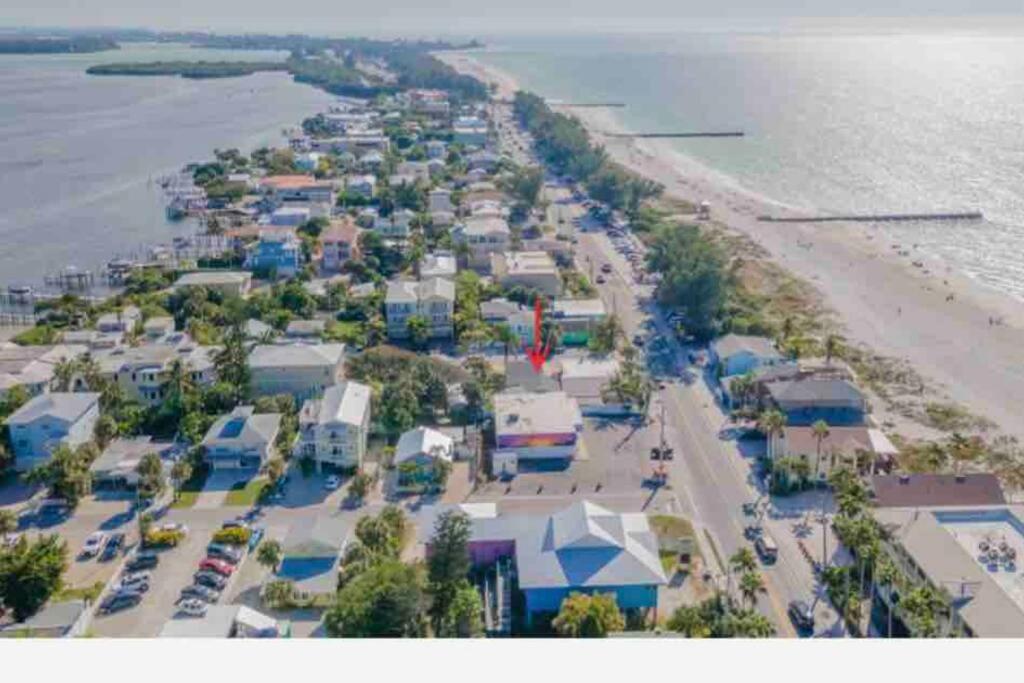 Lovely 2 Bedrooms, Steps Away From The Beach. Appartement *
