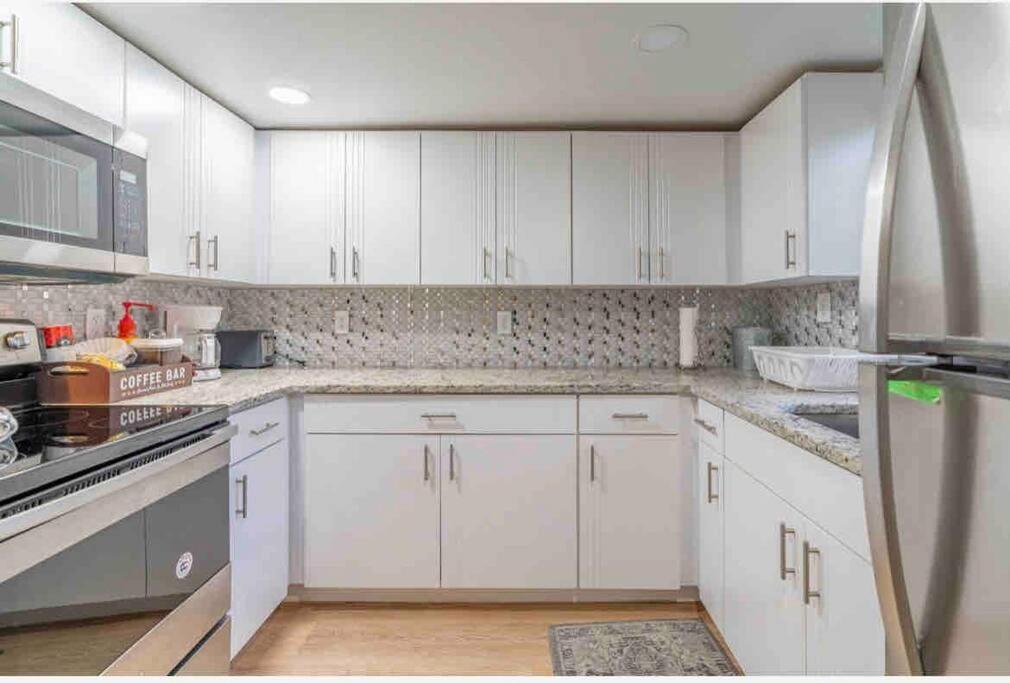 Lovely 2 Bedrooms, Steps Away From The Beach. Appartement